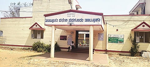 ಸರಗೂರು ತಾಲೂಕಿನ ತಹಸೀಲ್ದಾರ್ ಕಚೇರಿಯ ಹೊರನೋಟ.