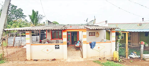 ಗಾಳಿ ಮಳೆಗೆ ಸರಗೂರು ತಾಲೂಕಿನ ಶಾಂತಿಪುರ ಗ್ರಾಮದ ರುದ್ರಪ್ಪ ಸ್ವಾಮಿ ಅವರ ಮನೆ ಛಾವಣಿ ಹಾರಿ ಹೋಗಿರುವುದು.