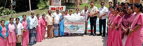 ಸರಗೂರು ತಾಲೂಕಿನ ಸಾಗರೆ ಪ್ರಾಥಮಿಕ ಆರೋಗ್ಯ ಕೇಂದ್ರದಲ್ಲಿ ವಿಶ್ವ ಡೆಂಘೆ ವಿರೋಧಿ ಮಾಸಾಚರಣೆ ಕಾರ್ಯಕ್ರಮದಲ್ಲಿ ತಾಲೂಕು ಆರೋಗ್ಯಾಧಿಕಾರಿ ಡಾ ಟಿ ರವಿಕುಮಾರ್ ಮಾತನಾಡಿದರು. ಡಾ ಶರತ್ ಇತರರು ಇದ್ದರು.