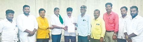  ಸೇಡಂನಲ್ಲಿ ಹಮ್ಮಿಕೊಂಡಿದ್ದ ಸಭೆಯಲ್ಲಿ ಕರ್ನಾಟಕ ಮಾದರ ಮಹಾಸಭಾ ತಾಲೂಕು ಅಧ್ಯಕ್ಷ ಜಗನ್ನಾಥ ಚಿಂತಪಳ್ಳಿ ಅವರಿಗೆ ಜಿಲ್ಲಾಧ್ಯಕ್ಷ ಗೋಪಾಲರಾವ ಕಟ್ಟಿಮನಿ ಆದೇಶ ಪ್ರತಿ ನೀಡಿದರು.