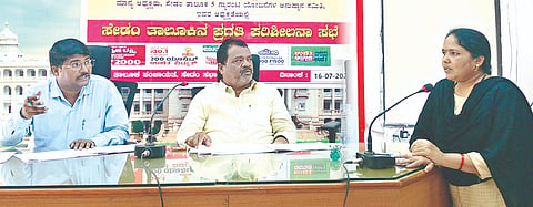  ಸೇಡಂನಲ್ಲಿ ತಾಲೂಕು ಮಟ್ಟದ ಗ್ಯಾರಂಟಿ ಯೋಜನೆಗಳ ಅನುಷ್ಠಾನ ಸಮಿತಿಯ ಪ್ರಗತಿ ಪರಿಶೀಲನೆ ಸಭೆ ನಡೆಯಿತು. ಶಿವಶರಣರೆಡ್ಡಿ ಪಾಟೀಲ್​, ಸೈಯದ್​ ಪಟೇಲ್​ ಇತರರಿದ್ದರು. 