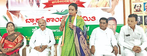 ಸೇಡಂನಲ್ಲಿ ಹಮ್ಮಿಕೊಂಡಿದ್ದ ಕಾಂಗ್ರೆಸ್​ ಪಕ್ಷದ ಬಿಎಲ್​ಎಗಳ ಸಭೆಯಲ್ಲಿ ಮಾಜಿ ಸಚಿವೆ ಉಮಾಶ್ರೀ ಮಾತನಾಡಿದರು. ಎಂಎಲ್​ಸಿ ಜಗದೇವ ಗುತ್ತೇದಾರ್​, ನಾಗೇಶ್ವರರಾವ ಮಾಲಿಪಾಟೀಲ್​, ಬಸವರಾಜ ಪಾಟೀಲ್​ ಊಡಗಿ, ಶಿವರಶಣರೆಡ್ಡಿ ಪಾಟೀಲ್​, ರವೀಂದ್ರ ನಂದಿಗಾಮ, ಲಲಿತಾ ಯಾಕಾಪುರ ಇದ್ದರು. 