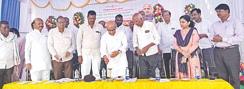 ಸೇಡಂ ತಾಲೂಕಿನ ಅನಂತಪುರದಲ್ಲಿ 1.7 ಕೋಟಿ ರೂ. ವೆಚ್ಚದ ಸೇತುವೆ ನಿರ್ಮಾಣ ಕಾಮಗಾರಿಗೆ ಸಚಿವ ಡಾ.ಶರಣಪ್ರಕಾಶ ಪಾಟೀಲ್​ ಚಾಲನೆ ನೀಡಿದರು. ಸದಾಶಿವರೆಡ್ಡಿ ಗೋಪನಪಲ್ಲಿ, ರವೀಂದ್ರ ನಂದಿಗಾಮ, ಬಸವರಾಜ ಪಾಟೀಲ್​, ದಾಮೋದರರೆಡ್ಡಿ ಪಾಟೀಲ್​ ಇತರರಿದ್ದರು