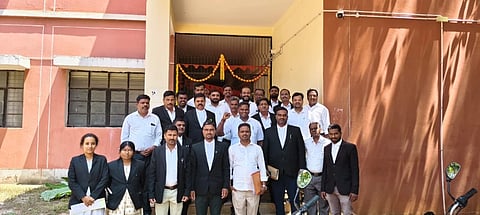 ವಕೀಲರೊಬ್ಬರ ಕೊಲೆ ಯತ್ನ ಮಾಡಿದ ರೌಡಿ ಶೀಟರ್‌ಗನ್ನು ಗಡಿಪಾರು ಮಾಡಲು ಆಗ್ರಹಿಸಿ   ಗುಂಡ್ಲುಪೇಟೆಯಲ್ಲಿ ವಕೀಲರು ಬುಧವಾರ ಕಲಾಪದಿಂದ ಹೊರಗುಳಿದು ಪ್ರತಿಭಟಿಸಿದರು.