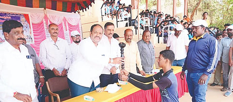 ಗುಂಡ್ಲುಪೇಟೆಯಲ್ಲಿ ಆಯೋಜಿಸಿದ್ದ ತಾಲೂಕು ಮಟ್ಟದ 2026-27ನೇ ಸಾಲಿನ ಕ್ರೀಡಾಕೂಟವನ್ನು ಎಚ್.ಎಂ.ಗಣೇಶಪ್ರಸಾದ್ ಕ್ರೀಡಾ ಜ್ಯೋತಿ ಸ್ವೀಕರಿಸುವ ಮೂಲಕ ಚಾಲನೆ ನೀಡಿದರು.