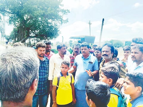 ಗುಂಡ್ಲುಪೇಟೆ ತಾಲೂಕಿನ ತ್ರಿಯಂಭಕಪುರ ಗ್ರಾಮಸ್ಥರು ಹಾಗೂ ವಿದ್ಯಾರ್ಥಿಗಳು ಗೇಟ್‌ನಲ್ಲಿ ಕೆಎಸ್‌ಆರ್‌ಟಿಸಿ ಬಸ್‌ಗಳನ್ನು ನಿಲ್ಲಿಸುವಂತೆ ಒತ್ತಾಯಿಸಿ ಪ್ರತಿಭಟನೆ ನಡೆಸಿದರು.