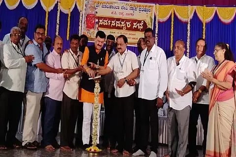 ಸಾಗರದಲ್ಲಿ ಆಯೋಜಿಸಿದ್ದ ಮಾರಿಕಾಂಬಾ ದೇವಿ ನ್ಯಾಸ ಪ್ರತಿಷ್ಠಾನದ ಸರ್ವ ಸದಸ್ಯರ ಸಭೆಯನ್ನು ಶಾಸಕ ಗೋಪಾಲಕೃಷ್ಣ ಬೇಳೂರು ಉದ್ಘಾಟಿಸಿದರು. ಎಂ ನಾಗರಾಜ್, ಎಂ.ಡಿ.ಆನಂದ್, ರಾಮಪ್ಪ, ಕೆ.ಎನ್.ನಾಗೇಂದ್ರ ಇತರರಿದ್ದರು.