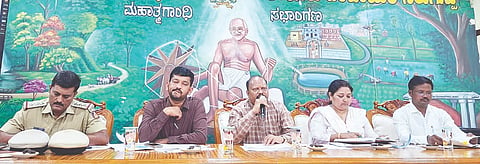 ಸಿರಗುಪ್ಪ ತಾಪಂ ಸಭಾಂಗಣದಲ್ಲಿ ಭಾನುವಾರ ಹಮ್ಮಿಕೊಂಡಿದ್ದ ಕುಡಿವ ನೀರು ಹಾಗೂ ಬರಗಾಲ ಮೇಲ್ವಿಚಾರಣೆ ಟಾಸ್ಕ್‌ಫೋರ್ಸ್ ಸಮಿತಿ ಸಭೆಯಲ್ಲಿ ಶಾಸಕ ಬಿ.ಎಂ. ನಾಗರಾಜ ಮಾತನಾಡಿದರು. ತಹಸೀಲ್ದಾರ್ ಗೌಸಿಯಬೇಗಂ, ತಾಪಂ ಇಒ ಪವನಕುಮಾರ್, ಪೌರಾಯುಕ್ತ ಗಂಗಾಧರ, ಸಿಪಿಐಗಳಾದ ಚಂದನ್ ಗೋಪಾಲ, ಹನುಮಂತಪ್ಪ ಇದ್ದರು.