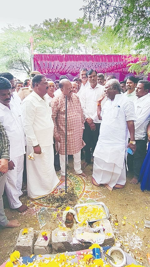 ತೆಕ್ಕಲಕೋಟೆಯಲ್ಲಿ ಪಟ್ಟಣ ಪಂಚಾಯಿತಿ ಕಟ್ಟಡ ನಿರ್ಮಾಣ ಕುರಿತು ಶಾಸಕ ಬಿ.ಎಂ. ನಾಗರಾಜ ಮತ್ತು ಮಾಜಿ ಶಾಸಕ ಎಂ.ಎಸ್. ಸೋಮಲಿಂಗಪ್ಪ ನಡುವೆ ವಾಗ್ವಾದ ನಡೆಯಿತು. ಕಾಂಗ್ರೆಸ್ ಮುಖಂಡರಾದ ಮಲ್ಲಿಕಾರ್ಜುನ ಬಾಲಪ್ಪ, ನರೇಂದ್ರಸಿಂಹ ಇತರರಿದ್ದರು.