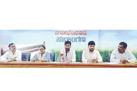 ಸಿಂಧನೂರು ನಗರಸಭೆ ಸಭಾಂಗಣದಲ್ಲಿ ತಾಲೂಕು ಟಾಸ್ಕ್ ಫೋರ್ಸ್ ಸಮಿತಿಯಿಂದ ಎಸ್‌ಎಸ್‌ಎಲ್‌ಸಿ ಫಲಿತಾಂಶ ಸುಧಾರಣೆ ಕುರಿತು ಸರ್ಕಾರಿ, ಅನುದಾನಿತ ಮತ್ತು ಅನುದಾನರಹಿತ ಶಾಲೆಗಳ ಮುಖ್ಯಶಿಕ್ಷಕರೊಂದಿಗೆ ಹಮ್ಮಿಕೊಂಡಿದ್ದ ಸಭೆಯಲ್ಲಿ ಲಿಂಗಸುಗೂರು ಸಹಾಯಕ ಆಯುಕ್ತ ಬಸವಣ್ಣೆಪ್ಪ ಕಲಶೆಟ್ಟಿ ಮಾತನಾಡಿದರು. ತಹಸೀಲ್ದಾರ್ ಅರುಣ್ ದೇಸಾಯಿ, ಬಿಇಒ ಬಸವಲಿಂಗಪ್ಪ, ಅಕ್ಷರ ದಾಸೋಹ ಬಿಸಿಯೂಟ ಯೋಜನೆಯ ಸಹಾಯಕ ನಿರ್ದೇಶಕ ಸಾಬಣ್ಣ ವಗ್ಗರ್ ಇದ್ದರು.