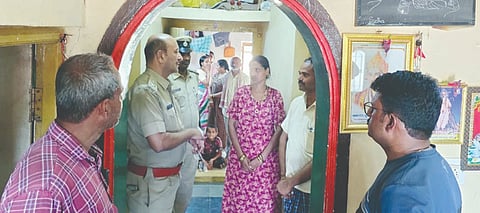 ಸವಣೂರ ತಾಲೂಕು ಕಳಲಕೊಂಡ ಗ್ರಾಮದಲ್ಲಿ ಕಳ್ಳತನವಾದ ಹಿರೇಮಠ ಸಹೋದರರ ಮನೆಗೆ ಬುಧವಾರ ಎಎಸ್ಪಿ ಲಕ್ಷ್ಮಣ ಶಿರಕೋಳ ಭೇಟಿ ನೀಡಿ ಪರಿಶೀಲನೆ ಕೈಗೊಂಡರು.