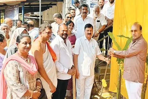 ಎಂಎಡಿಬಿ ಆರ್ಥಿಕ ನೆರವಿನೊಂದಿಗೆ ತೀರ್ಥಹಳ್ಳಿ ಆಗುಂಬೆ ವೃತ್ತದಲ್ಲಿ ಪ್ರಯಾಣಿಕರ ತಂಗುದಾಣ ನಿರ್ಮಾಣಕ್ಕೆ ಶಾಸಕ ಆರಗ ಜ್ಞಾನೇಂದ್ರ ಶಂಕುಸ್ಥಾಪನೆ ನೆರವೇರಿಸಿದರು. ಆರ್.ಎಂ.ಮಂಜುನಾಥ ಗೌಡ, ರತ್ನಾಕರ ಶೆಟ್ಟಿ, ಗೀತಾ ರಮೇಶ್ ಇತರರಿದ್ದರು.