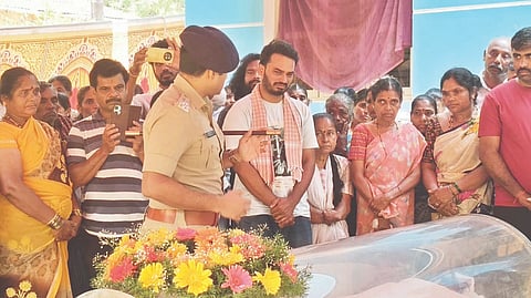ರಸ್ತೆ ಅಪಘಾತದಲ್ಲಿ ಭಾನುವಾರ ಮೃತಪಟ್ಟ ಪಿಎಸ್​ಐ ಸಚಿನ್​ ಮೃತದೇಹಕ್ಕೆ ಜಿಲ್ಲಾ ಪೊಲೀಸ್​ ವರಿಷ್ಠಾಧಿಕಾರಿ ಬಿ.ನಿಖಿಲ್​ ಪೊಲೀಸ್​ ಇಲಾಖೆ ಪರವಾಗಿ ಸರ್ಕಾರಿ ಗೌರವ ಸಲ್ಲಿಸಿದರು.