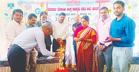ಕುಶಾಲನಗರ ತಾಲೂಕಿನ ಕೂಡಿಗೆ ಮೋರಾರ್ಜಿ ದೇಸಾಯಿ ವಸತಿ ಶಾಲೆಯಲ್ಲಿ ಕರ್ನಾಟಕ ವಸತಿ ಶಿಕ್ಷಣ ಸಂಸ್ಥೆಗಳ ಸಂಘ ಹಮ್ಮಿಕೊಂಡಿದ್ದ ಕಂಪ್ಯೂಟರ್ ಸೈನ್ಸ್ ಪಠ್ಯಪುಸ್ತಕ ಪರಿಷ್ಕರಣಾ ಕಾರ್ಯಾಗಾರದವನ್ನು ಡಾ.ರಾಜಾರಾಂ ಶರ್ಮ ಉದ್ಘಾಟಿಸಿದರು. ಪುಂಡಲೀಕ ಅನವಾಲ, ಬೆಳ್ಳಶೆಟ್ಟಿ,  ಕೆ.ಆರ್. ಭಾರತಿ ಇತರರು ಇದ್ದರು. 
