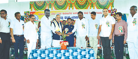 ಯಾದಗಿರಿಯಲ್ಲಿ ಭಾನುವಾರ ರಾಜ್ಯ ಪದವಿಪೂರ್ವ ಕಾಲೇಜು ಉಪನ್ಯಾಸಕರ ಸಂಘ ಆಯೋಜಿಸಿದ್ದ ವಿಶೇಷ ಉಪನ್ಯಾಸ, ಪ್ರತಿಭಾ ಪುರಸ್ಕಾರ ಸಮಾರಂಭವನ್ನು ಶಾಸಕ ಚನ್ನಾರಡ್ಡಿ ಪಾಟೀಲ್ ಉದ್ಘಾಟಿಸಿದರು. ತಿಮ್ಮಯ್ಯ ಪುರ್ಲೆ, ನಿಂಗೇಗೌಡ ಎ.ಎಚ್., ಡಾ.ರವೀಂದ್ರನಾಥ ಹೊಸಮನಿ ಇತರರಿದ್ದರು.