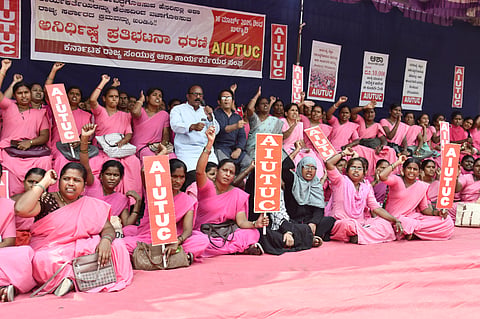 ಬಳ್ಳಾರಿಯ ಡಿಸಿ ಕಚೇರಿ ಮುಂಭಾಗದಲ್ಲಿ ಕರ್ನಾಟಕ ರಾಜ್ಯ ಸಂಯುಕ್ತ ಆಶಾ ಕಾರ್ಯಕರ್ತೆಯರ ಸಂಘದಿಂದ ಅನಿರ್ಧಿಷ್ಟ ಪ್ರತಿಭಟನಾ ಧರಣಿ ನಡೆಯಿತು. ಸಂಘದ ಗೌರವಾಧ್ಯಕ್ಷೆ ಶಾಂತಾ ಎ., ಜಿಲ್ಲಾಧ್ಯಕ್ಷೆ ಎಂ.ಗೀತಾ, ಪದಾಧಿದಕಾರಿಗಳಾದ ಮಾಣಿಕ್ಯಮ್ಮ, ದೇವದಾಸ್, ಪ್ರಮೋದ್, ನೇತ್ರಾವತಿ, ಈರಮ್ಮ ಇತರರಿದ್ದರು. ==== 