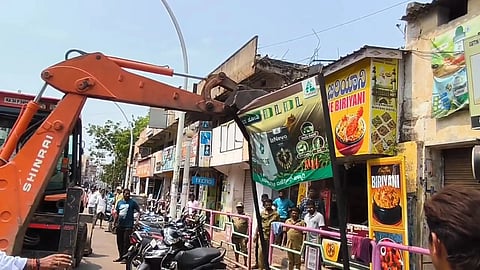 ಬಳ್ಳಾರಿಯ ಬೆಂಗಳೂರು ರಸ್ತೆಯಲ್ಲಿ ಪುಟ್‌ಪಾತ್ ಅಕ್ರಮಿಸಿಕೊಂಡಿದ್ದ ಮಳಿಗೆಯನ್ನು ಜೆಸಿಬಿ ಮೂಲಕ ತೆರವುಗೊಳಿಸಲಾಯಿತು.