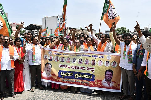 ಬಳ್ಳಾರಿಯ ಗಡಗಿ ಚನ್ನಪ್ಪ ವೃತ್ತದಲ್ಲಿ ಸಂಸದ ಈ.ತುಕಾರಾಮ್ ಅಶ್ಲೀಲ ಪದ ಬಳಕೆ ಖಂಡಿಸಿ, ಜಿಲ್ಲಾ ಬಿಜೆಪಿ ಘಟಕದಿಂದ ಪ್ರತಿಭಟನೆ ನಡೆಯಿತು. ಬಿಜೆಪಿ ರಾಜ್ಯ ಮಹಿಳಾ ಉಪಾಧ್ಯಕ್ಷೆ ಡಾ.ಅರುಣಾ, ಮುಖಂಡರಾದ ಗುರ‌್ರಂ ವೆಂಕಟರಮಣ, ಕೆ.ಎಸ್.ದಿವಾಕರ್, ಗುಡುಗಂಟಿ ಹನುಮಂತು, ಕೇಶವ, ಕೆ.ಗೋವಿಂದರಾಜುಲು, ಗುರುಲಿಂಗನಗೌಡ, ಸಿದ್ದೇಶ್, ಪುಷ್ಪ, ಚಾಂದಿನಿ ಇತರರಿದ್ದರು.