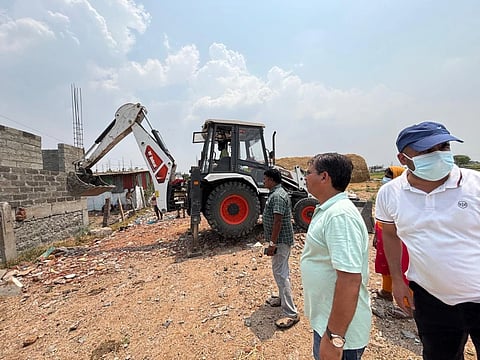 ಬಳ್ಳಾರಿಯ ಅವಂಭಾವಿಯ ದೇವಸ್ಥಾನದ ಹಿಂಭಾಗದಲ್ಲಿ ಅನಧಿಕೃತವಾಗಿ ನಿರ್ಮಿಸಿದ್ದ ಗೋಡೆಯನ್ನು ಜೆಸಿಬಿ ಮೂಲಕ ತೆರವುಗೊಳಿಸಲಾಯಿತು. ಎಡಿಸಿ ಮಹಮ್ಮದ್ ಎನ್.ಜುಬೇರ್, ಎಸಿ ಎಚ್.ಡಿ.ರಾಜೇಶ್, ತಹಸೀಲ್ದಾರ್ ಟಿ.ರೇಖಾ ಇದ್ದರು