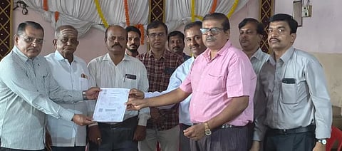 ಬಳ್ಳಾರಿಯ ಮರಿಸ್ವಾಮಿ ಮಠದಲ್ಲಿ ನಡೆದ ಕಾರ್ಯಕಾರಿ ಸಮಿತಿ ಸಭೆಯಲ್ಲಿ ಸಮುದಾಯ ಭವನ ನಿರ್ಮಿಸಲು ನಿವೇಶನ ನೋಂದಣಿ ಪತ್ರವನ್ನು ಸಂಘದ ಜಿಲ್ಲಾಧ್ಯಕ್ಷ ಡಾ.ಶಂಕರ್ ಜಿರಂಕಳಿ ಅವರಿಗೆ ಸದಸ್ಯರು ಹಸ್ತಾಂತರಿಸಿದರು. ಪದಾಧಿಕಾರಿಗಳಾದ ಡಾ.ದೇವರಾಜ್ ಇಸ್ಲೂರು, ಜವಳಿ ಬಾಬಣ್ಣ, ಸುರೇಶ್ ನಾಗಲೀಕರ, ಜಡೆ ಮರೆಣ್ಣ, ವೀರೇಶ, ಉಮಾಪತಿ, ಕೊಂಪಿ ಪ್ರಕಾಶ, ಜವಳಿ ಶಿವಕುಮಾರ ಇತರರಿದ್ದರು.