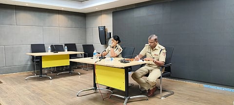 ಬಳ್ಳಾರಿಯ ಎಸ್ಪಿ ಕಚೇರಿಯಲ್ಲಿ ಗ್ರಾಹಕರ ಹಿತದೃಷ್ಟಿಯಿಂದ ವಿವಿಧ ಇ-ಸೇವಾ ವಲಯಗಳ ಮುಖ್ಯಸ್ಥರೊಂದಿಗೆ ಎಸ್ಪಿ ಡಾ.ಸುಮನ್ ಡಿ.ಪನ್ನೇಕರ್ ಸಭೆ ನಡೆಸಿದರು. ಎಎಸ್ಪಿ ನವೀನ ಕುಮಾರ ಇದ್ದರು.