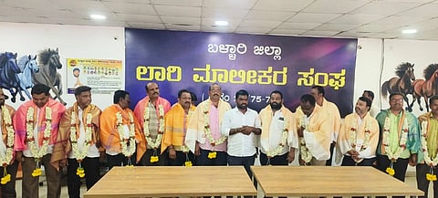ಬಳ್ಳಾರಿಯ ಲಾರಿ ಟರ್ಮಿನಲ್ ಕಚೇರಿಯಲ್ಲಿ ನೂತನ ಜಿಲ್ಲಾ ಲಾರಿ ಮಾಲೀಕರ ಸಂಘದ ನೂತನ ಅಧ್ಯಕ್ಷ ಹಾಗೂ ಪದಾಧಿಕಾರಿಗಳಿಗೆ ಸನ್ಮಾನಿಸಲಾಯಿತು. ಮಾಜಿ ಅಧ್ಯಕ್ಷ  ಶ್ರೀನಿವಾಸ್ ಮಿಂಚು, ಅಧ್ಯಕ್ಷ ಚಲ್ಲಾ ಮಹೇಶ್ವರ್, ಪಧಾಧಿಕಾರಿಗಳಾದ ವೈ. ಶ್ರೀನಿವಾಸಲು ಜಿ.ಶ್ರೀನಿವಾಸಲು, ಚಲ್ಲ ರಮೇಶ್ ಬಾಬು, ಜಿ.ಲಕ್ಷ್ಮೀನಾರಾಯಣ,  ಎಚ್.ನಾರಾಯಣಸ್ವಾಮಿ, ಬಿ.ಪಾಂಡುರಂಗ, ಸಿ.ಸಂತೋಷ್ ಕುಮಾರ್ ಇತರರಿದ್ದರು.
