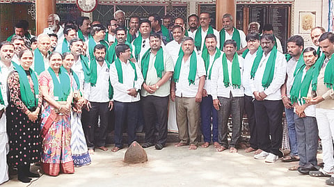 ಯಲಬುರ್ಗಾದ ಶ್ರೀ ಮೊಗ್ಗಿ ಬಸವೇಶ್ವರ ದೇವಸ್ಥಾನದಲ್ಲಿ ಮಳೆಗಾಗಿ ಪ್ರಾರ್ಥಿಸಿ ಅವಳಿ ತಾಲೂಕಿನ ರೈತ ಸಂರಕ್ಷಣಾ ಸಮಿತಿ ಪದಾಧಿಕಾರಿಗಳು ವಿಶೇಷ ಪೂಜೆ ಸಲ್ಲಿಸಿದರು. ಅಧ್ಯಕ್ಷ ಮಲ್ಲಿಕಾರ್ಜುನ ಜಕ್ಕಲಿ, ಜಿಪಂ ಮಾಜಿ ಸದಸ್ಯ ಕೆರಿಬಸಪ್ಪ ನಿಡಗುಂದಿ, ಗ್ಯಾರಂಟಿ ಸಮಿತಿ ಅಧ್ಯಕ್ಷ ಸುಧೀರ್ ಕೊರ್ಲಳ್ಳಿ, ಆರೋಗ್ಯ ರಕ್ಷಾ ಸಮಿತಿ ಉಪಾಧ್ಯಕ್ಷ ಡಾ.ಶಿವನಗೌಡ ದಾನರಡ್ಡಿ ಇತರರಿದ್ದರು. Office-bearers of the Twin Taluk Farmers' Protection Committee offered special prayers for rain 