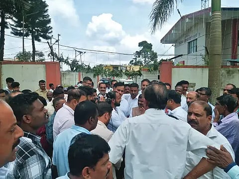  ಆಲ್ದೂರು ಠಾಣೆ ಮುಂದೆ ಜಮಾಯಿಸಿದ್ದ  ಕಾಂಗ್ರೆಸ್ ಕಾರ್ಯಕರ್ತರು. 