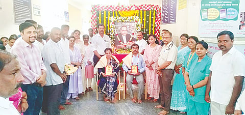 ತಿ.ನರಸೀಪುರ ಪಟ್ಟಣದ ಸಾರ್ವಜನಿಕ ಆಸ್ಪತ್ರೆಯಲ್ಲಿ ಆಯೋಜಿಸಿದ್ದ ಅಂಬೇಡ್ಕರ್ ಜಯಂತಿಯಲ್ಲಿ ಉತ್ತಮ ಸೇವೆ ಸಲ್ಲಿಸಿದ ವೈದ್ಯರು ಹಾಗೂ ಸಿಬಂದಿಯನ್ನು ಸನ್ಮಾನಿಸಲಾಯಿತು. ಡಾ.ಅಭಿಲಾಷ್, ಡಾ.ದಯಾನಂದಬಾಬು, ಕಮಲಮ್ಮ, ನೀಲವೇಣಿ, ಪಲ್ಲವಿ, ರವಿಕುಮಾರ್, ವೆಂಕಟೇಶ್ ಇತರರು ಇದ್ದರು.