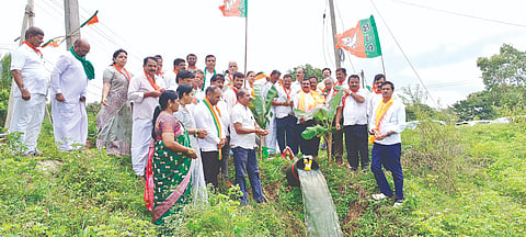 ಆನವಟ್ಟಿ ಸಮೀಪದ ನೇರಲಿಗಿ ಗ್ರಾಮದ ಕೆರೆಗೆ ಮೂಗೂರು ಏತ ನೀರಾವರಿ ಯೋಜನೆಯಿಂದ ಹರಿಸಿರುವ ನೀರಿಗೆ ಬಿಜೆಪಿ ಟಕದಿಂದ ಪೂಜೆ ಸಲ್ಲಿಸಲಾಯಿತು. ಪ್ರಕಾಶ್​ ಅಗಸನಹಳ್ಳಿ, ಡಾ. ಜ್ಞಾನೇಶ್​, ಗೀತಾ ಮಲ್ಲಿಕಾರ್ಜುನ, ಸುಧಾ ಶಿವಪ್ರಸಾದ್​ ಇತರರಿದ್ದರು.