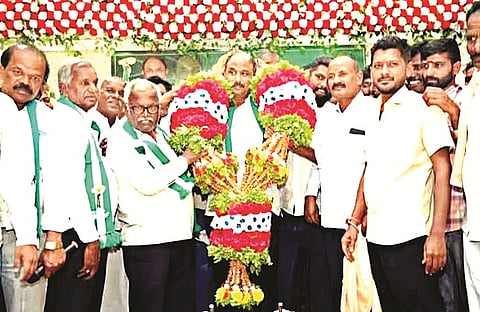 ಬನ್ನೂರಿನ ಸಂತೆಮಳದಲ್ಲಿ ಆಯೋಜಿಸಿದ್ದ ಕಾರ್ಯಕ್ರಮದಲ್ಲಿ  ಎಂ.ಅಶ್ವಿನ್‌ಕುಮಾರ್ ಅವರನ್ನು ವೈ.ಎಸ್.ರಾಮಸ್ವಾಮಿ ಸನ್ಮಾನಿಸಿದರು. ಸಿಬಿ ಹುಂಡಿ ಚಿನ್ನಸ್ವಾಮಿ, ಚಿಕ್ಕಜವರಪ್ಪ, ಜೈಪಾಲ್‌ಭರಣಿ, ಮಹದೇವಸ್ವಾಮಿ, ಮೇಗಳಕೊಪ್ಪಲು ಜಯರಾಮು, ದೇವರಾಜು, ಬೀಡನಹಳ್ಳಿ ದೇವರಾಜು, ನಾರಾಯಣಸ್ವಾಮಿ, ಕುಂತನಳ್ಳಿ ದೇವರಾಜು ಇದ್ದರು.