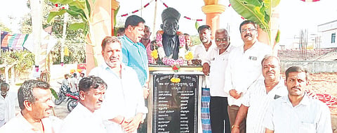 ಬನ್ನೂರಿನ ಜೈ ಭುವನೇಶ್ವರಿ ಕನ್ನಡ ಮಿತ್ರ ಬಳಗದಿಂದ ಎಸ್‌ಆರ್‌ಪಿ ರಸ್ತೆಯಲ್ಲಿರುವ ವೃತ್ತದಲ್ಲಿ ಸರ್.ಎಂ.ವಿಶ್ವೇಶ್ವರಯ್ಯ ಅವರ 165ನೇ ವರ್ಷದ ಜನ್ಮದಿನವನ್ನು ಆಚರಿಸಲಾಯಿತು. ಗಂಗಾಧರ್, ವೈ.ಎಸ್.ರಾಮಸ್ವಾಮಿ, ಲೋಕೇಶ್‌ಗೌಡ, ಹನುಮನಾಳು ಹೊಂಬೇಗೌಡ ಇದ್ದರು.