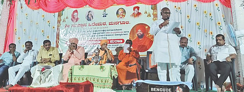 ಬಸವನಬಾಗೇವಾಡಿ ತಾಲೂಕಿನ ಮನಗೂಳಿ ಪಟ್ಟಣದ ಹಿರೇಮಠದಲ್ಲಿ ಹಮ್ಮಿಕೊಂಡಿದ್ದ ವಿವಿಧ ಧಾರ್ಮಿಕ ಕಾರ್ಯಕ್ರಮದಲ್ಲಿ ವಿಜುಗೌಡ ಪಾಟೀಲ ಮಾತನಾಡಿದರು. ಯರನಾಳ ವಿರಕ್ತಮಠದ ಗುರುಸಂಗನಬಸವ ಶ್ರೀ, ಕನ್ನೊಳ್ಳಿ ಹಿರೇಮಠದ ಸಿದ್ಧಲಿಂಗ ಶಿವಾಚಾರ್ಯ ಶ್ರೀ, ಸೋಮನಗೌಡ  ಪಾಟೀಲ ಮನಗೂಳಿ ಮತ್ತಿತರರಿದ್ದರು.