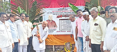  ಬಸವನಬಾಗೇವಾಡಿ ತಾಲೂಕಿನ ಮನಗೂಳಿ ಪಟ್ಟಣದಲ್ಲಿ ಪೌರಾಡಳಿತ ಇಲಾಖೆ ಮನಗೂಳಿ ಪಟ್ಟಣ ಪಂಚಾಯಿತಿ ಕಾರ್ಯಾಲಯದಿಂದ ವಿವಿಧ ಅಭಿವೃದ್ಧಿ ಕಾಮಗಾರಿಗಳಿಗೆ ಭೂಮಿ ಪೂಜೆಯನ್ನು ಸಚಿವ ಶಿವಾನಂದ ಪಾಟೀಲ ನೆರವೇರಿಸಿದರು. ಚಂದ್ರಶೇಖರ ಗೌಡ ಪಾಟೀಲ, ಶೆಕಪ್ಪಗೌಡ ಬಿರಾದಾರ, ವಿಶ್ವನಾಥಗೌಡ ಪಾಟೀಲ ಮತ್ತಿತರರಿದ್ದರು.