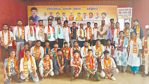 ಭದ್ರಾವತಿಯಲ್ಲಿ ನಗರ ಯುವ ಮೋರ್ಚಾ ಪದಾಧಿಕಾರಿಗಳ ಜವಾಬ್ದಾರಿ ೂಷಣೆ ಹಾಗೂ ಪದಗ್ರಹಣ ಕಾರ್ಯಕ್ರಮದಲ್ಲಿ ಜಿ.ಧರ್ಮಪ್ರಸಾದ್​, ಮೋಹನ್​, ರವಿ, ಹೇಮಂತ್​, ಪವನ್​, ಶರತ್​, ಚೇತನ್​, ಪ್ರೀತಮ್​, ಸಮೀರ್​ ಇತರರಿದ್ದರು.