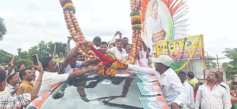 ಬಿಡದಿ ತಾಲೂಕಿನ ಪುರಸಭೆ ವ್ಯಾಪ್ತಿಯ ಇಂದಿರಾನಗರದಲ್ಲಿ ಸಂಗೊಳ್ಳಿ ರಾಯಣ್ಣನ ಪ್ರತಿಮೆ ಅನಾವರಣ ಕಾರ್ಯಕ್ರಮದಲ್ಲಿ ಪೌರಾಡಳಿತ ಸಚಿವ ಎಚ್.ಸಿ.ಬಾಲಕೃಷ್ಣ ಭಾಗವಹಿಸಿದ್ದರು. ಗ್ರೇಟರ್ ಬೆಂಗಳೂರು ಅಭಿವೃದ್ಧಿ ಪ್ರಾಧಿಕಾರದ ಅಧ್ಯಕ್ಷ ಗಾಣಕಲ್ ನಟರಾಜ್, ಜಿಲ್ಲಾ ಕಾಂಗ್ರೆಸ್ ಉಪಾಧ್ಯಕ್ಷ ಎಲ್.ಚಂದ್ರಶೇಖರ್, ಪುರಸಭೆ ಸದಸ್ಯರಾದ ಸಿ.ಉಮೇಶ್, ಕುಮಾರ್, ಹೊಂಬಯ್ಯ, ಶ್ರೀನಿವಾಸ್, ಬಿಂದ್ಯಾ, ಮನು, ರೇಣುಕಪ್ಪ, ನವೀನ್ ಕುಮಾರ್ ಇದ್ದರು.