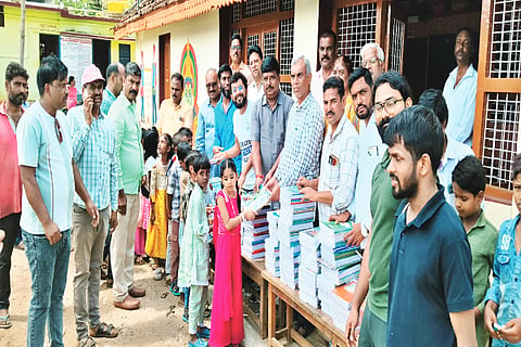 ಬೀರೂರಿನ ಪಿಎಂಶ್ರೀ ಸರ್ಕಾರಿ ಪ್ರಾಥಮಿಕ ಶಾಲೆಯಲ್ಲಿ ವಿದ್ಯಾರ್ಥಿಗಳಿಗೆ ಉಚಿತ ನೋಟ್‌ಬುಕ್ ಮತ್ತು ಇತರೆ ಕಲಿಕಾ ಪರಿಕರಗಳನ್ನು ವಿತರಿಸಲಾಯಿತು. 