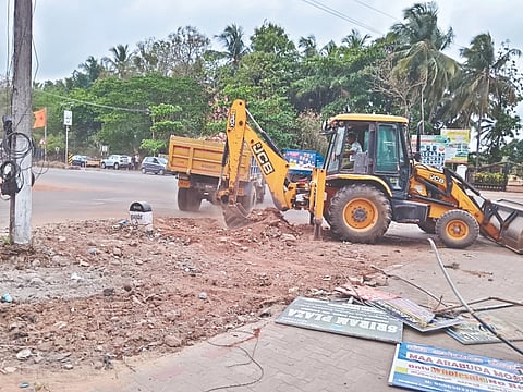  ಕುಂಜಾಲು ರಸ್ತೆ ಬಳಿಯ ಕಟ್ಟಡವೊಂದರ ಬಳಿ ಕಸದ ರಾಶಿ ಮತ್ತು ರಸ್ತೆಯ ಮೇಲೆ ಇರುವ ನಾಮಫಲಕದ ಕಂಬಗಳನ್ನು ತೆರವು ವಾಡಿರುವುದು.