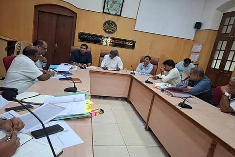 ಚಿಕ್ಕಮಗಳೂರು ಜಿಲ್ಲಾಧಿಕಾರಿ ಕಚೇರಿ ಸಭಾಂಗಣದಲ್ಲಿ ಸಂಸದ ಕೋಟ ಶ್ರೀನಿವಾಸ ಪೂಜಾರಿ ಅಧ್ಯಕ್ಷತೆಯಲ್ಲಿ ಅಧಿಕಾರಿಗಳ ಸಭೆ ನಡೆಯಿತು