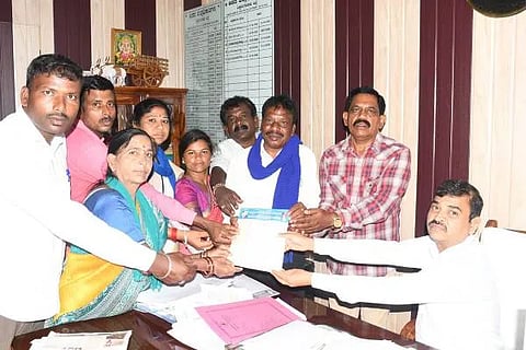 ಚಿಕ್ಕಮಗಳೂರು ಎಡಿಸಿ ನಂಜುAಡೇಗೌಡ ಅವರಿಗೆ ಮನವಿ ಸಲ್ಲಿಸಿದ ಡಿಎಸ್‌ಎಸ್ ಮುಖಂಡರು ಬೀದರ್ ಜಿಲ್ಲೆಯ ಬೆಳಕುಣಿ ಗ್ರಾಮದ ಅಪ್ರಾಪ್ತ ಬಾಲಕಿ ಅತ್ಯಾಚಾರ ಮಾಡಿ ಕೊಲೆ ಮಾಡಿರುವ ಆರೋಪಿಗಳ ವಿರುದ್ಧ ಕಠಿಣ ಕ್ರಮ ಕೈಗೊಳ್ಳುವಂತೆ ಒತ್ತಾಯಿಸಿದರು.