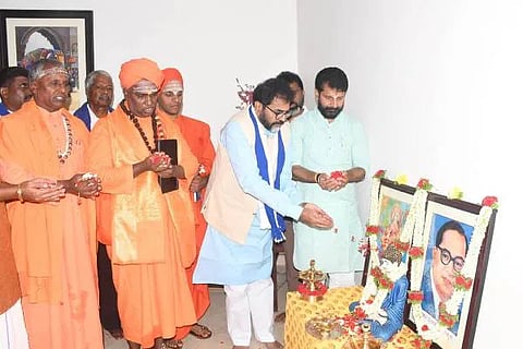 ಚಿಕ್ಕಮಗಳೂರಿನ ಮಾಜಿ ಸಚಿವ ಹಾಗೂ ವಿಧಾನ ಪರಿಷತ್ ಸದಸ್ಯ ಸಿ.ಟಿ.ರವಿ ಅವರ ನಿವಾಸದಲ್ಲಿ ಶನಿವಾರ ಆಯೋಜಿಸಿದ್ದ ಭೀಮೋತ್ಸವ ಸಮಾರೋಪ ಸಮಾರಂಭದಲ್ಲಿ ಭಾರತಾಂಭೆ ಹಾಗೂ ಅಂಬೇಡ್ಕರ್ ಭಾವಚಿತ್ರಕ್ಕೆ ವಿಧಾನ ಪರಿಷತ್ ವಿಪಕ್ಷ ನಾಯಕ ಛಲವಾದಿ ನಾರಾಯಣ ಸ್ವಾಮಿ ಪುಷ್ಪಾರ್ಚನೆ ಮಾಡಿದರು. ಸಿ.ಟಿ.ರವಿ, ಕರಡಿಗವಿ ಮಠದ ಪೀಠಾಧ್ಯಕ್ಷ ಶ್ರೀ ಶಿವಶಂಕರ ಶಿವಯೋಗಿ ಸ್ವಾಮೀಜಿ, ಚಿತ್ರದುರ್ಗದ ಛಲವಾದಿ ಮಹಾಸಂಸ್ಥಾನದ ಶ್ರೀ ಬಸವನಾಗಿದೇವ ಶರಣರು, ಕುಂಬಾರ ಗುಂಡಯ್ಯ ಮಹಾಸಂಸ್ಥಾನದ ಶ್ರೀ ಬಸವಮೂರ್ತಿ ಕುಂಬಾರ ಗುಂಡಯ್ಯ ಸ್ವಾಮೀಜಿ ಉಪಸ್ಥಿತರಿದ್ದರು.