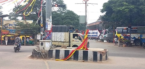 ಚಿಂತಾಮಣಿ ನಗರದ ಬೆಂಗಳೂರು ಜೋಡಿ ರಸ್ತೆಯ ಬೆಂಗಳೂರು ವೃತ್ತದಲ್ಲಿ ರಸ್ತೆಗೆ ಬಿದ್ದ ಕನ್ನಡ ತೋರಣ.