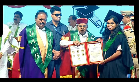 ಬೆಂಗಳೂರು ಕೃಷಿ ವಿಶ್ವವಿದ್ಯಾಲಯದ ಟಿಕೋತ್ಸವದಲ್ಲಿ ರಾಜ್ಯಪಾಲ ಥಾವರ್​ಚಂದ್​ ಗೆಹ್ಲೋಟ್​ ಹಾಗೂ ಕೃಷಿ ಸಚಿವ ಎನ್​.ಚೆಲುವರಾಯಸ್ವಾಮಿ ಅವರು ನಿತ್ಯಶ್ರೀಗೆ ಚಿನ್ನದ ಪದಕಗಳನ್ನು ಪ್ರದಾನ ಮಾಡಿದರು.