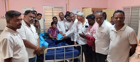 ಕೇಂದ್ರ ಸಚಿವ ಎಚ್.ಡಿ ಕುಮಾರಸ್ವಾಮಿ ಅವರ ಜನ್ಮ ದಿನಾಚರಣೆ ಅಂಗವಾಗಿ ತಿ.ನರಸೀಪುರ ಪಟ್ಟಣದ ಸಾರ್ವಜನಿಕ ಆಸ್ವತ್ರೆಯಲ್ಲಿ ಮಂಗಳವಾರ ರೋಗಿಗಳಿಗೆ ಜೆಡಿಎಸ್ ಕಾರ್ಯಕರ್ತರು ಹಾಗೂ ಮುಖಂಡರು ಹಣ್ಣು ಹಂಪಲು ವಿತರಿಸಿದರು. ಸಿ.ಬಿ ಹುಂಡಿ ಚಿನ್ನಸ್ವಾಮಿ, ಕೆ.ಎನ್.ಪ್ರಭುಸ್ವಾಮಿ, ಗಣೇಶಸ್ವಾಮಿ, ಬಿ.ಎಂ.ಶಿವಕುಮಾರ್, ಮಣಿಕಂಠ, ಕುಮಾರ್ ಇದ್ದರು.