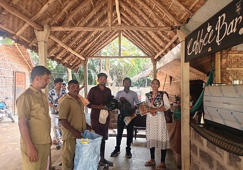 ಗಂಗಾವತಿ ತಾಲೂಕಿನ ಹನುಮನಹಳ್ಳಿಯ ರೆಸಾರ್ಟ್‌ನಲ್ಲಿದ್ದ ಪ್ಲಾಸ್ಟಿಕ್ ಪ್ರೇರಿತ ವಸ್ತುಗಳನ್ನು ಗ್ರಾಪಂ ಸಿಬ್ಬಂದಿ ಸೋಮವಾರ ವಶಪಡಿಸಿಕೊಂಡಿತು. ಪಿಡಿಒ ವತ್ಸಲಾ, ಸಾಹಸ ಸಂಸ್ಥೆ ಪ್ರತಿನಿಧಿಗಳಾದ ಸಂಪತ್ ಕುಮಾರ, ಜೋಗದ ಮಂಜುನಾಥ, ಗ್ರಾಪಂ ನೌಕರರಾದ ಕಿರಣಮ್ಮ ಇತರರಿದ್ದರು.