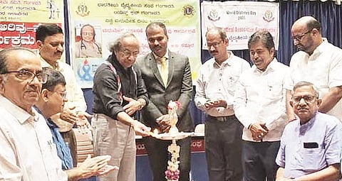 ಗಂಗಾವತಿಯಲ್ಲಿ ಹಮ್ಮಿಕೊಂಡಿದ್ದ ಮಧುಮೇಹ ಉಚಿತ ತಪಾಸಣೆ ಮತ್ತು ಸಂವಾದ ಕಾರ್ಯಕ್ರಮವನ್ನು ಜೆಎಂಎ್ಸಿ ಜಿಲ್ಲಾ ಹೆಚ್ಚುವರಿ ಮತ್ತು ಸತ್ರ ನ್ಯಾಯಾಧೀಶ ಸದಾನಂದ ನಾಗಪ್ಪ ನಾಯ್ಕ ಭಾನುವಾರ ಉದ್ಘಾಟಿಸಿದರು. ಮಧುಮೇಹ ತಜ್ಞ ಹುಬ್ಬಳ್ಳಿಯ ಡಾ.ಜಿ.ಬಿ. ಸತ್ತೂರ್, ಹಿರಿಯ ವೈದ್ಯ ಡಾ.ಜಿ. ಚಂದ್ರಪ್ಪ ಇತರರಿದ್ದರು.