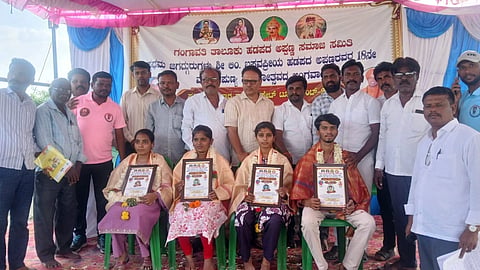ಹೊಸಳ್ಳಿ ರಸ್ತೆಯ ಮಂಜುನಾಥ ನಗರದಲ್ಲಿ ತಾಲೂಕು ಹಡಪದ ಅಪ್ಪಣ್ಣ ಸಮಾಜ ಸಮಿತಿಯಿಂದ ಮಂಗಳವಾರ ಹಮ್ಮಿಕೊಂಡಿದ್ದ ಸಮಾಜದ ಮೊದಲ ಪೀಠಾಧ್ಯಕ್ಷ ಲಿಂ. ಬಸವಪ್ರಿಯ ಹಡಪದ ಅಪ್ಪಣ್ಣನವರ 18ನೇ ಪುಣ್ಯಸ್ಮರಣೋತ್ಸವದಲ್ಲಿ ಪ್ರತಿಭಾವಂತ ವಿದ್ಯಾರ್ಥಿಗಳನ್ನು ಸನ್ಮಾನಿಸಲಾಯಿತು. ಉಪನ್ಯಾಸಕ ಎ.ಕೆ. ಮಹೇಶಕುಮಾರ, ಹಿರಿಯ ಧುರೀಣ ಹನುಮಂತಪ್ಪ ಸರಿಗಮ, ತಾಲೂಕಾಧ್ಯಕ್ಷ ನಿರುಪಾದಿ ಕೇಸರಹಟ್ಟಿ ಇತರರಿದ್ದರು.