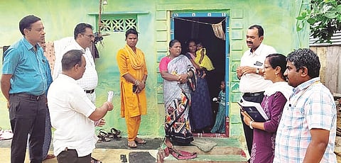 ಚಿಕ್ಕಜಂತಕಲ್‌ನಲ್ಲಿ ಜಿಪಂ ಯೋಜನಾ ನಿರ್ದೇಶಕ ಶ್ಯಾಮಸುಂದರ ಕಾಂಬ್ಳೆ ನೇತೃತ್ವದ ಅಧಿಕಾರಿಗಳ ತಂಡ ಗುರುವಾರ ಮನೆ ಮನೆಗೆ ತೆರಳಿ ವೈಯಕ್ತಿಕ ಶೌಚಗೃಹ ನಿರ್ಮಾಣದ ಬಗ್ಗೆ ಅರಿವು ಮೂಡಿಸಿತು. ತಾಪಂ ಇಒ ರಾಮರೆಡ್ಡಿ ಪಾಟೀಲ್, ಸಹಾಯಕ ನಿರ್ದೇಶಕ  ಮಹಾಂತಗೌಡ ಪಾಟೀಲ್, ಪಿಡಿಒ ರವೀಂದ್ರ ಕುಲಕರ್ಣಿ ಇತರರಿದ್ದರು.