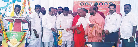 ಗಂಗಾವತಿ ತಾಲೂಕಿನ ದಾಸನಾಳದ ಶ್ರೀ ಕಾಟಮೇಶ್ವರ ದೇವಾಲಯದಲ್ಲಿ ಹಮ್ಮಿಕೊಂಡಿದ್ದ 17ನೇ ವಾರ್ಷಿಕೋತ್ಸವ ಮತ್ತು ಸಾಮೂಹಿಕ ವಿವಾಹ ಕಾರ್ಯಕ್ರಮವನ್ನು ಮಾಜಿ ಶಾಸಕ ಪರಣ್ಣ ಮುನವಳ್ಳಿ ಸೋಮವಾರ ಉದ್ಘಾಟಿಸಿದರು. ಮಾಜಿ ಎಂಎಲ್ಸಿ ಎಚ್.ಆರ್.ಶ್ರೀನಾಥ, ಆರ್ಯ ಈಡಿಗ ಸಮಾಜದ ಪೀಠಾಧಿಪತಿ ರೇಣುಕಾನಂದ ಸ್ವಾಮೀಜಿ ಇತರರಿದ್ದರು.