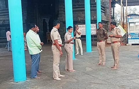 ಹೂವಿನಹಡಗಲಿ ತಾಲೂಕಿನ ಸುಕ್ಷೇತ್ರ ಮೈಲಾರದ ಮೈಲಾರಲಿಂಗೇಶ್ವರ ಕಾರ್ಣಿಕೋತ್ಸವ ಅಂಗವಾಗಿ ಎಸ್ಪಿ ಎಸ್.ಜಾಹ್ನವಿ ಗುರುವಾರ ದೇವಸ್ಥಾನಕ್ಕೆ ಭೇಟಿ ನೀಡಿ ಅಧಿಕಾರಿಗಳೊಂದಿಗೆ ಚರ್ಚಿಸಿದರು.